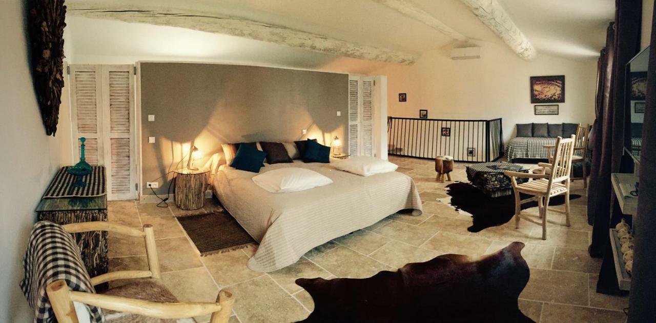 Mas Du Grand Bordes Bed & Breakfast Saint-Laurent-d'Aigouze Exterior photo