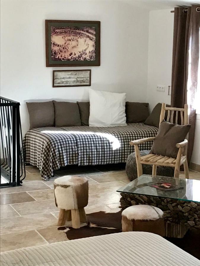 Mas Du Grand Bordes Bed & Breakfast Saint-Laurent-d'Aigouze Exterior photo