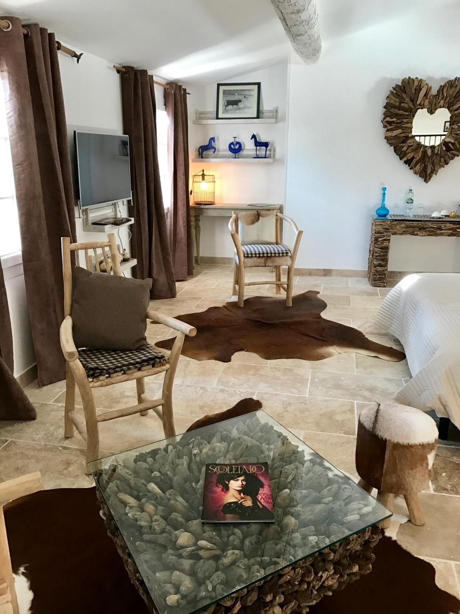 Mas Du Grand Bordes Bed & Breakfast Saint-Laurent-d'Aigouze Exterior photo