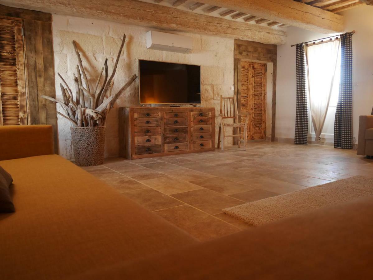 Mas Du Grand Bordes Bed & Breakfast Saint-Laurent-d'Aigouze Exterior photo