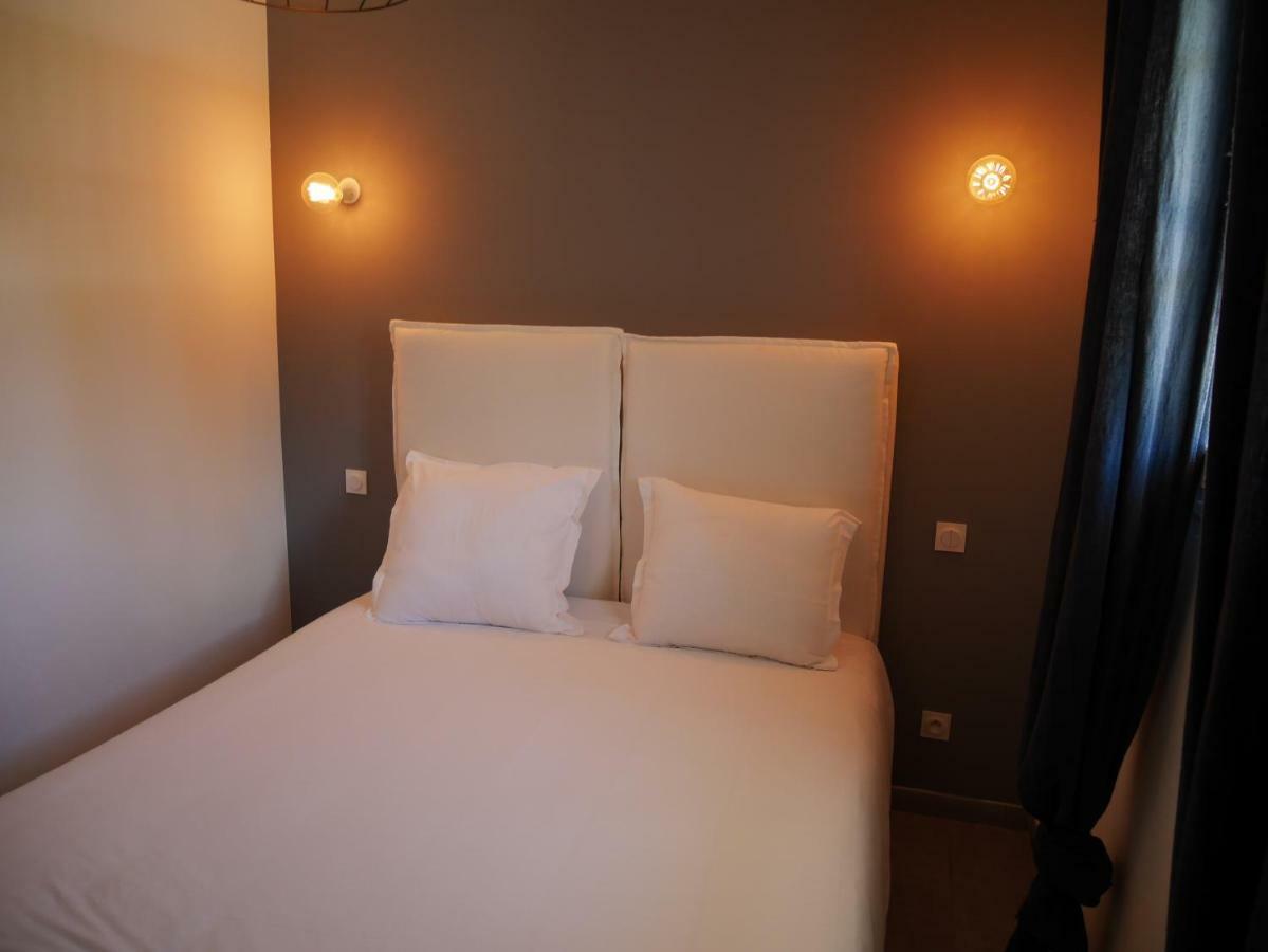 Mas Du Grand Bordes Bed & Breakfast Saint-Laurent-d'Aigouze Exterior photo